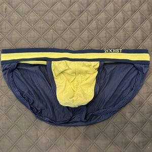 Men’s 2xist sport briefs. Size large.